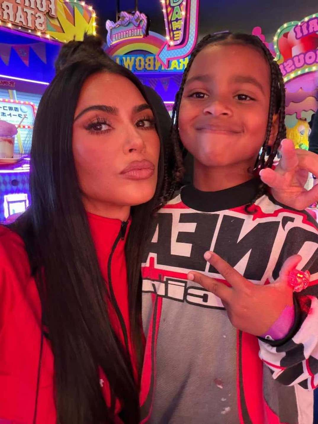 Kim Khloe Kardashian Fam Tokyo Trip 12