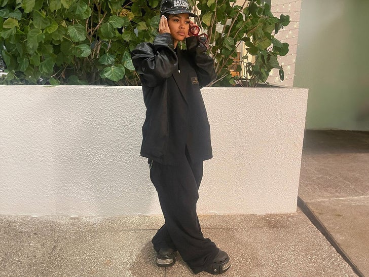1018-Stars-Wearing-Crocs-Sub2