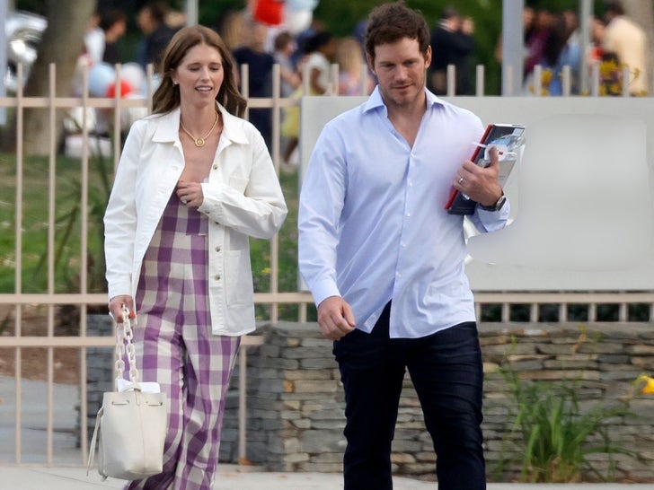 0611-Chris-Pratty-Anna-Faris-Sons-Graduation-SUB-3