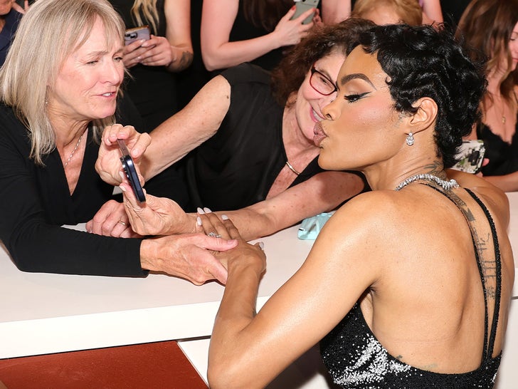 0315-Teyana-Taylor-Oscar-Selfie-SUB