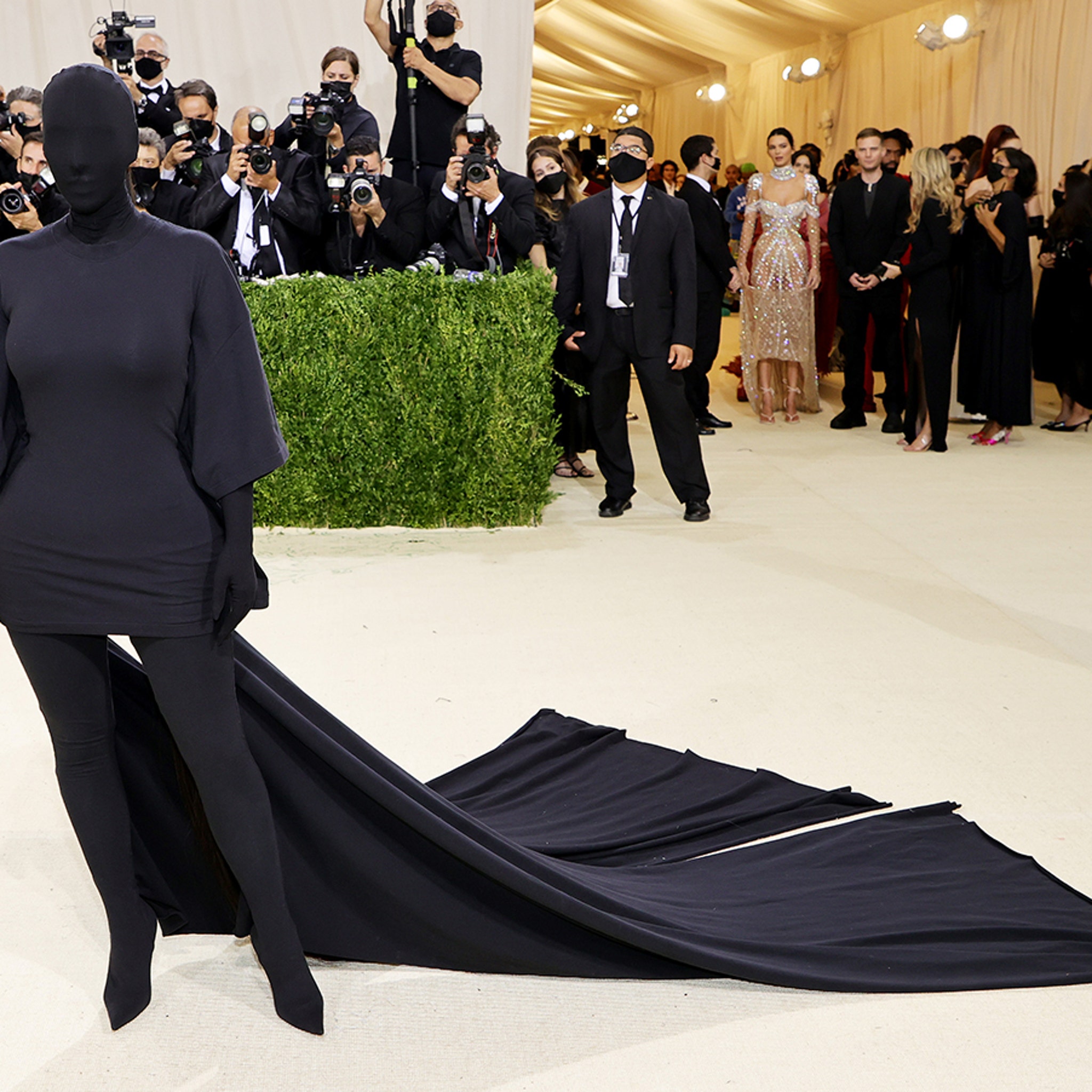 LOOK Faceless Kim Kardashian turns heads at 2021 Met Gala
