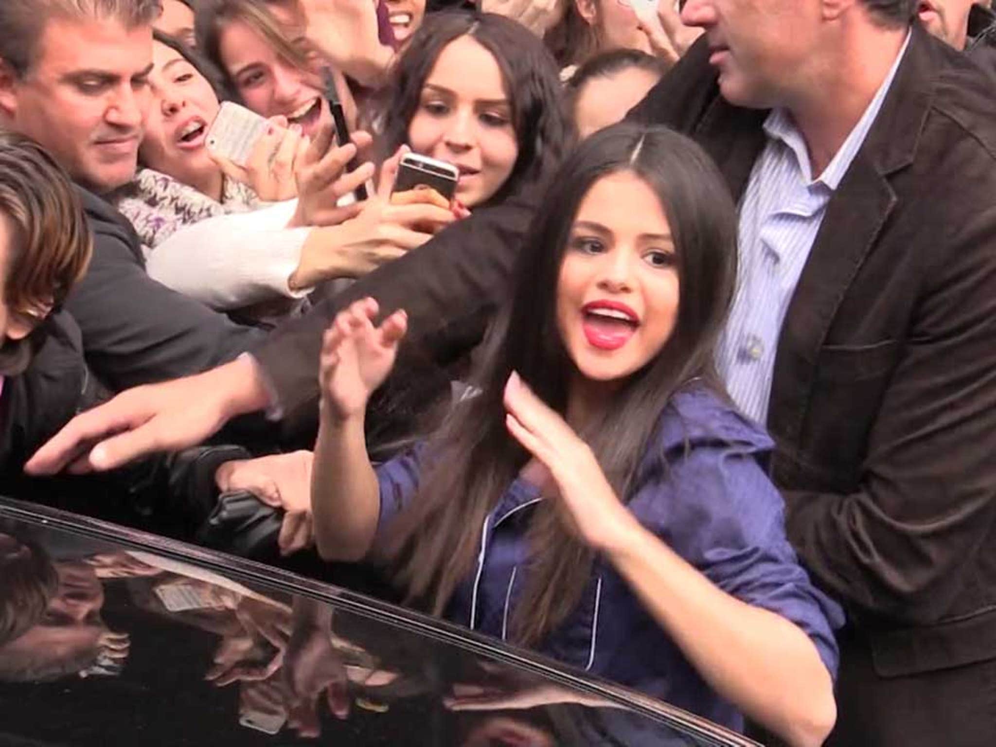See! Selena Gomez Caught in Scary Crowd Crush in Paris