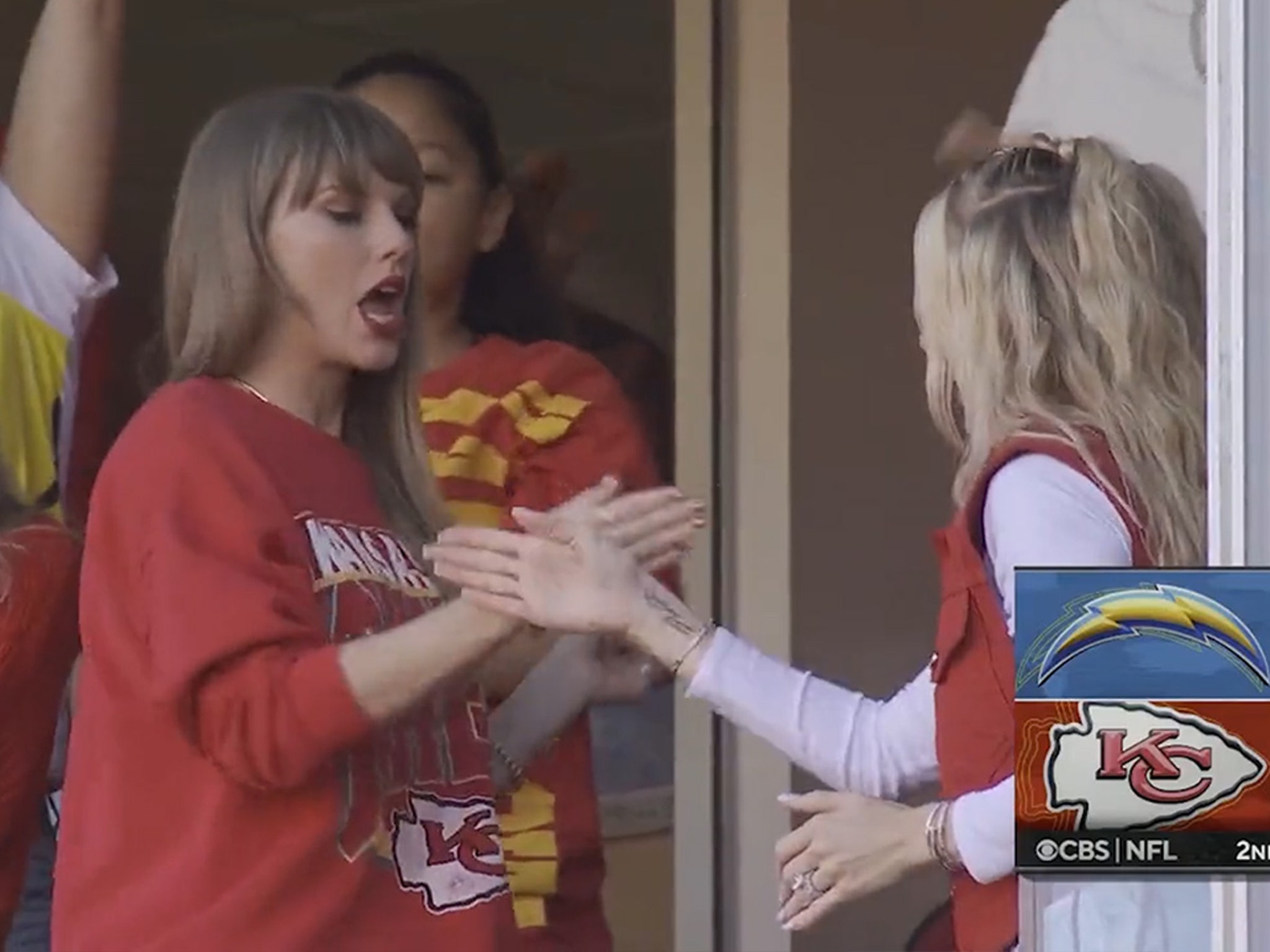 Taylor Swift, Brittany Mahomes show off handshake celebration after Chiefs  touchdown 