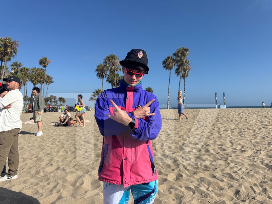 Oliver-Tree-Fans-Honor-the-Singer-at-Venice-Pop-Up-Memorial-1