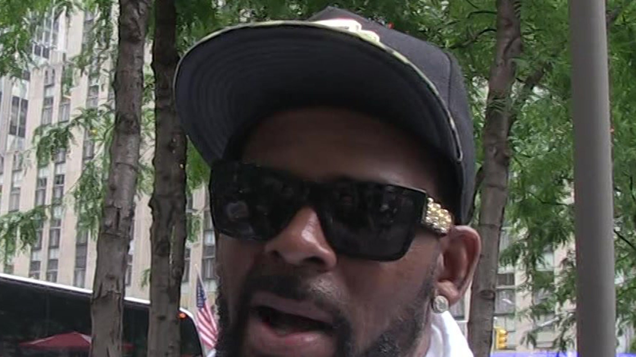 R. Kelly Removed From Suicide Watch After Legal Drama With Feds - TMZ : R. Kelly just won a mini legal battle against the feds, who just did an about-face and took the disgraced singer off suicide after he filed a lawsuit against the prison, TMZ has learned.  | Tranquility 國際社群
