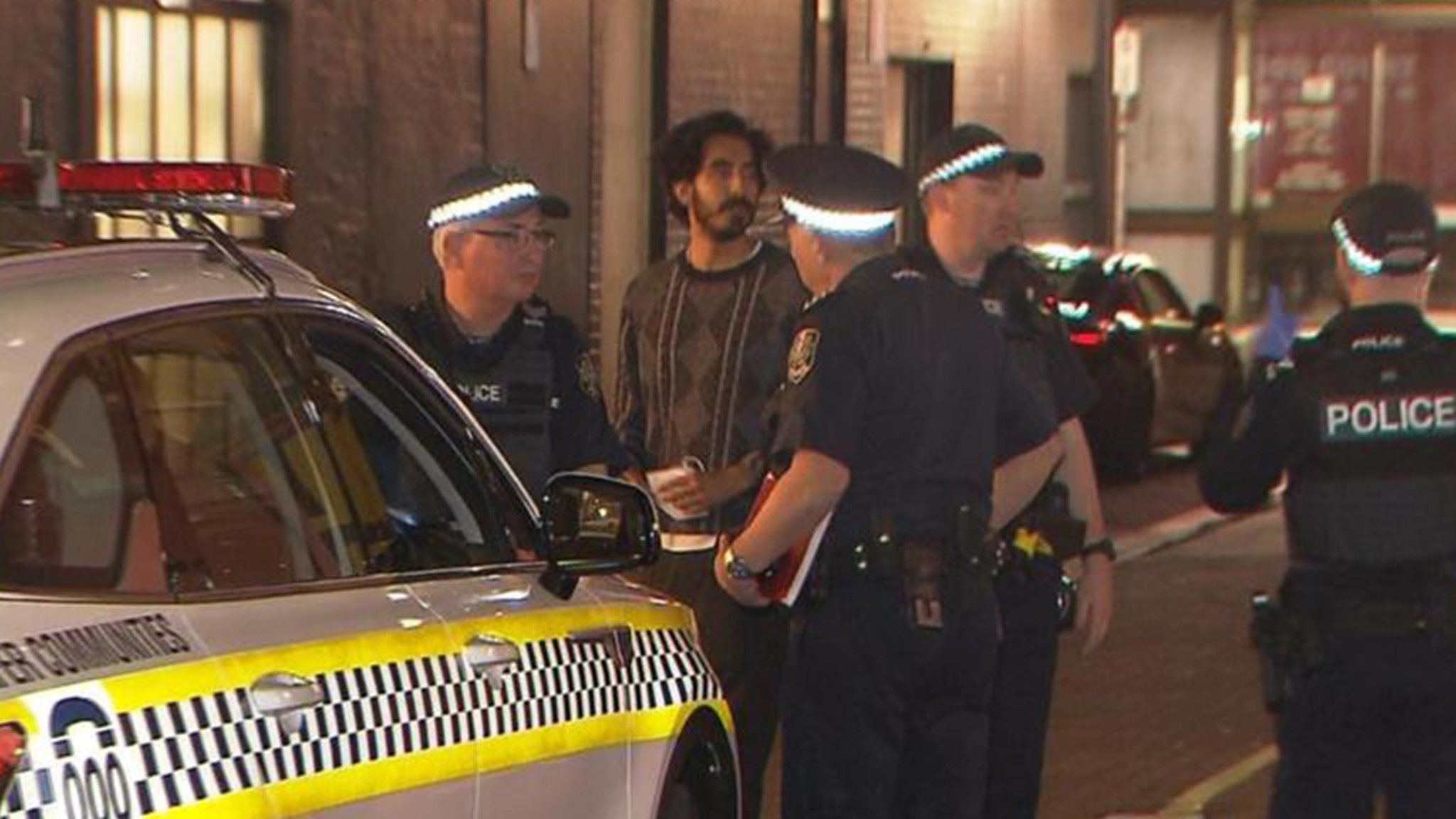 Dev Patel rompt la bagarre au couteau entre un homme et une femme en Australie