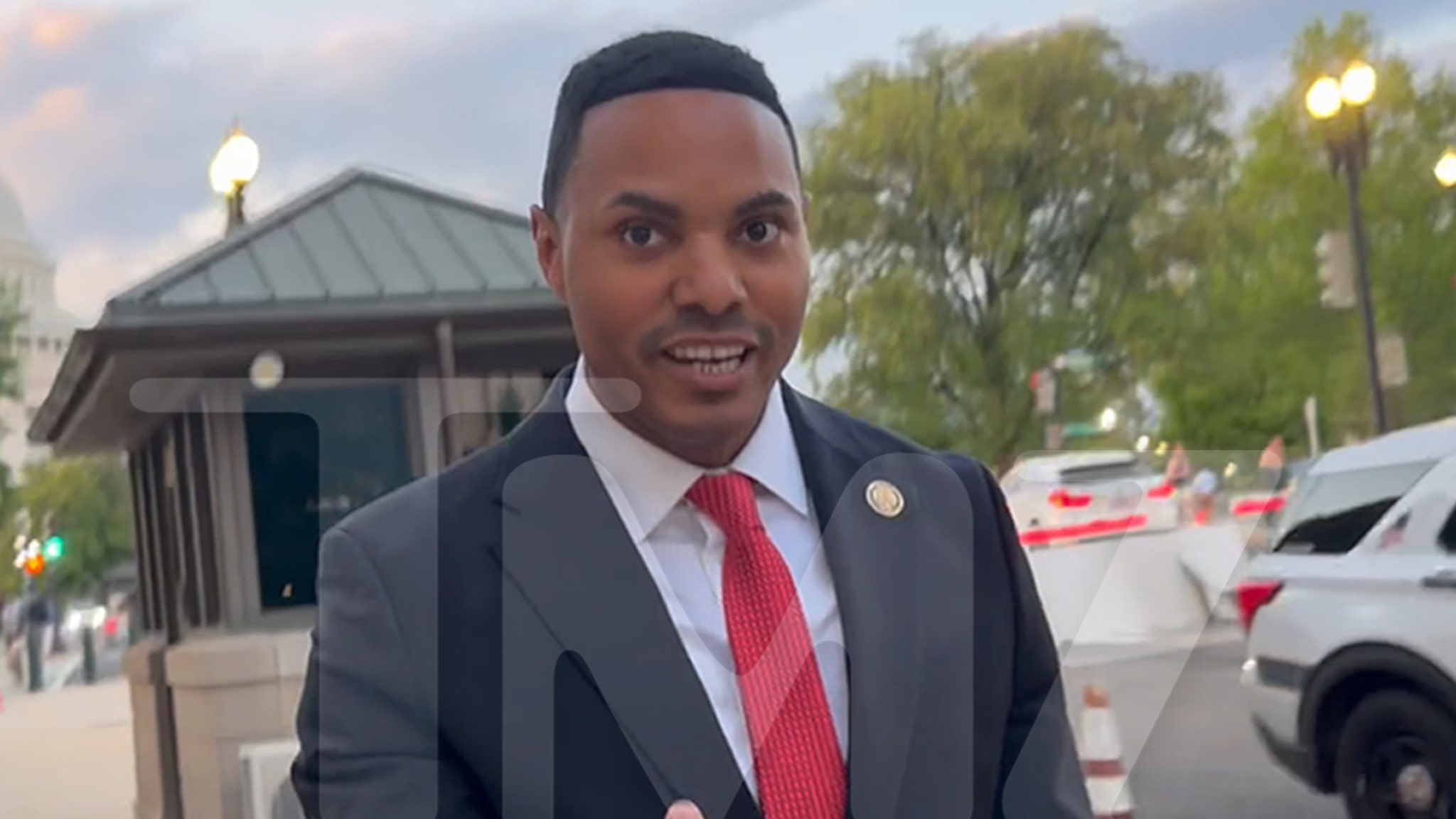 TMZ DC probeert een DHS-deal te sluiten met vertegenwoordiger Ritchie Torres