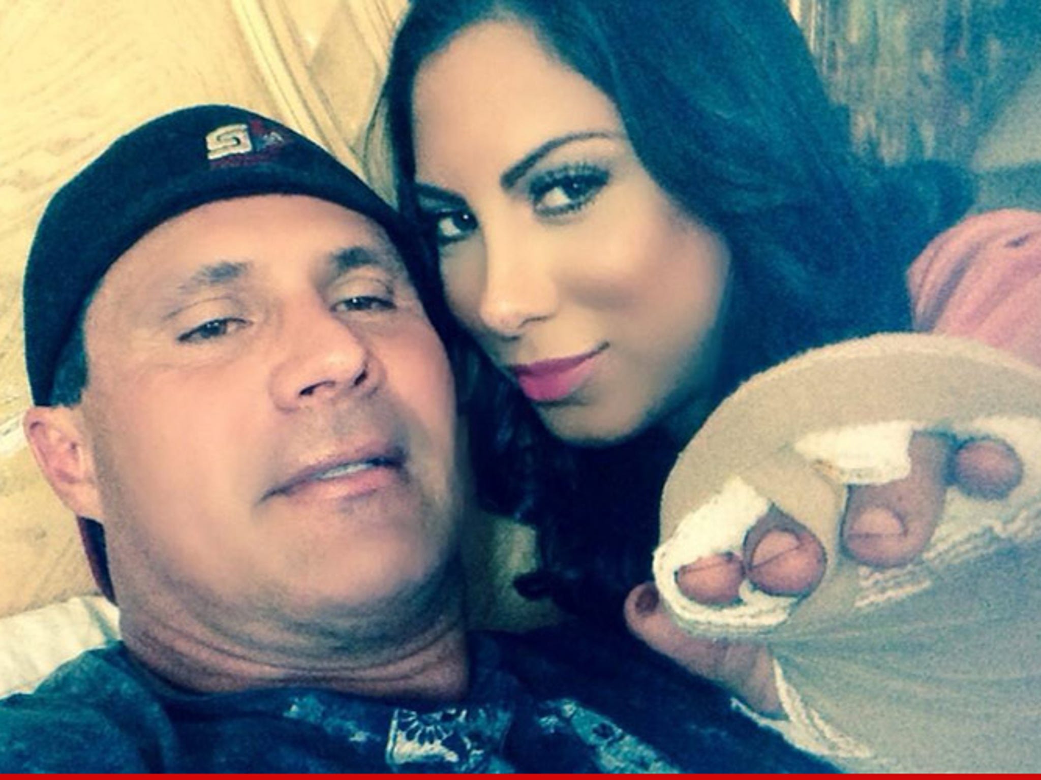 Jose Canseco pranks Internet, still has middle finger