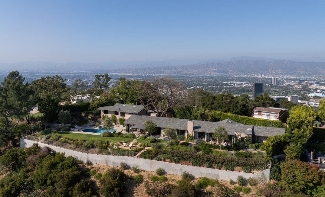 Chris Evans Hollywood Home New Pics 28