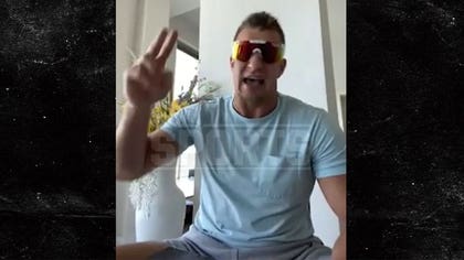 040422-rob-gronkowski-gronk-beach-kal