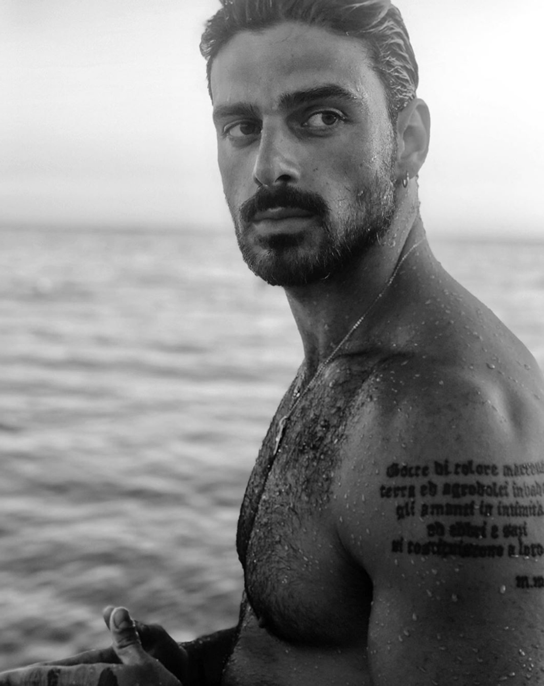 Michele-Morrone-shirtless-photos6