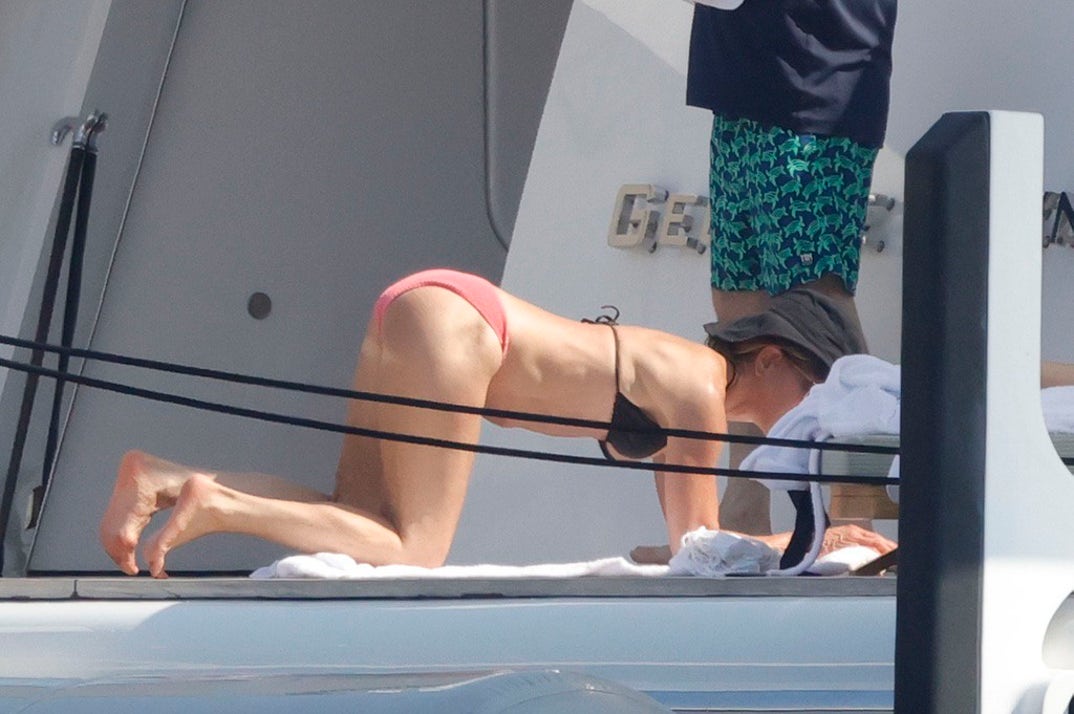 Jennifer Aniston Courteney Cox Pedro Pascal Jim Curtis Yacht Mallorca 1