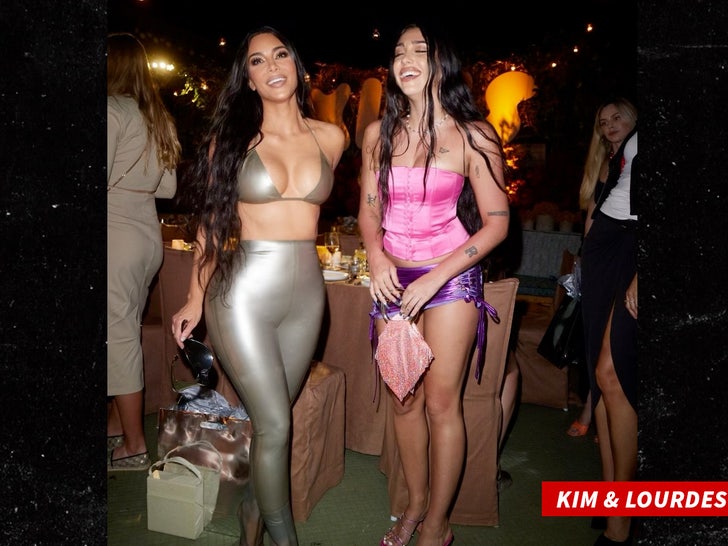 Kim Kardashian – With Khloe Kardashian leave the SKIMS pop-up shop