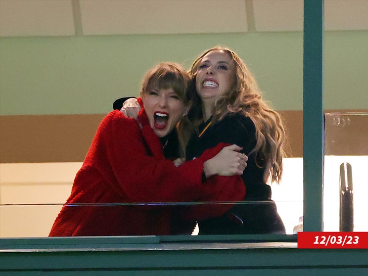 Brittany Mahomes taylor swift at chiefs game