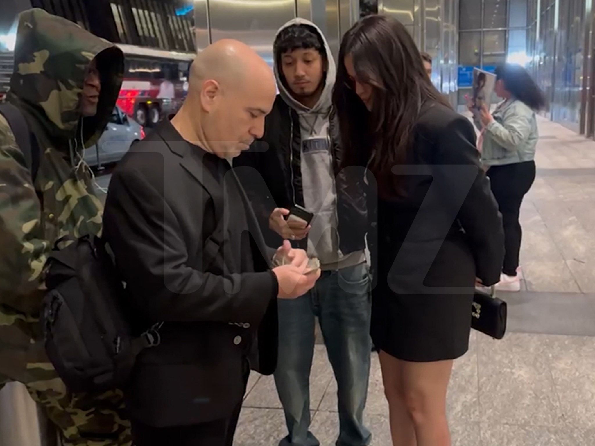 Selena Gomez Gives Homeless Man $20 for Food in NYC