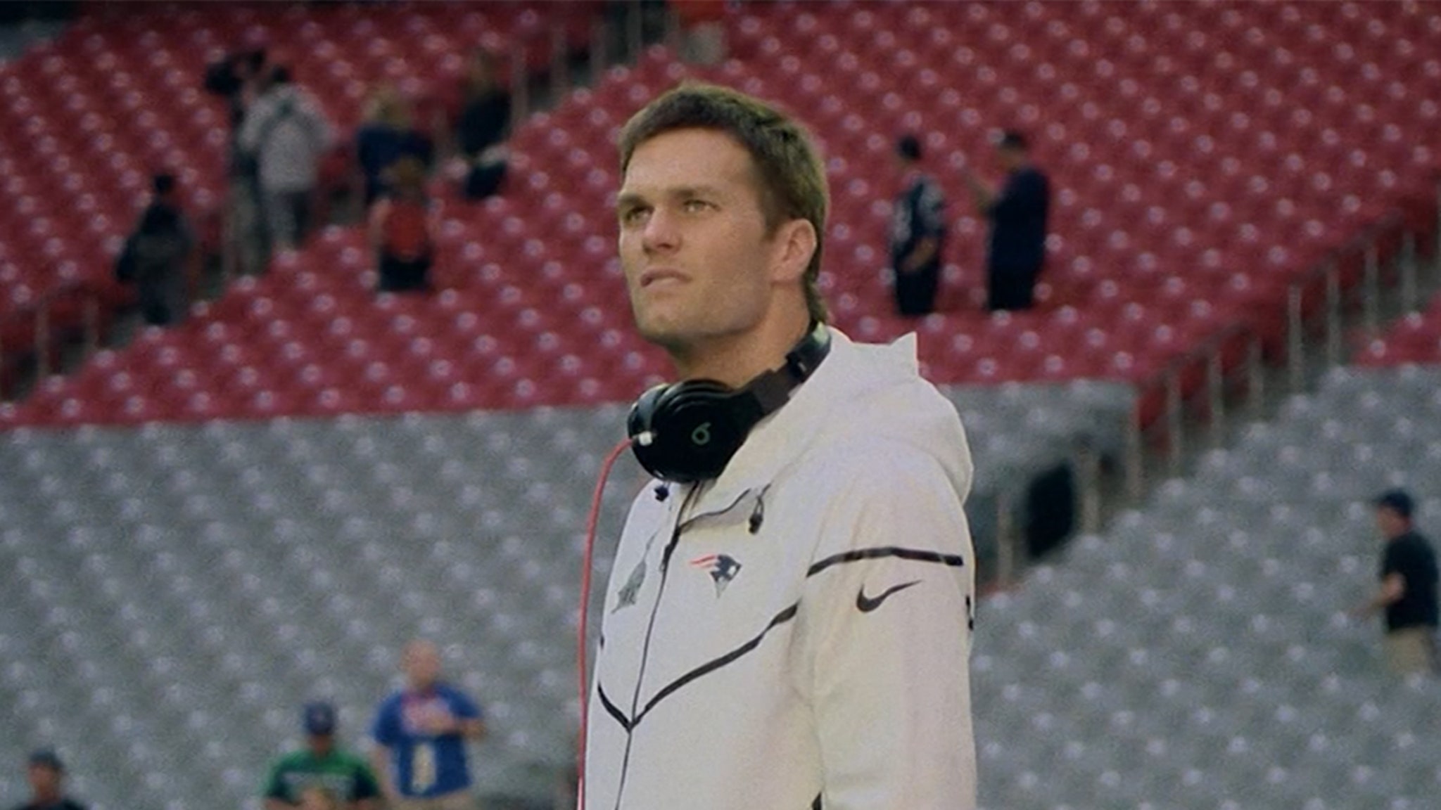 Tom Brady Bawled While Addressing Patriots Over Deflategate, Darrelle