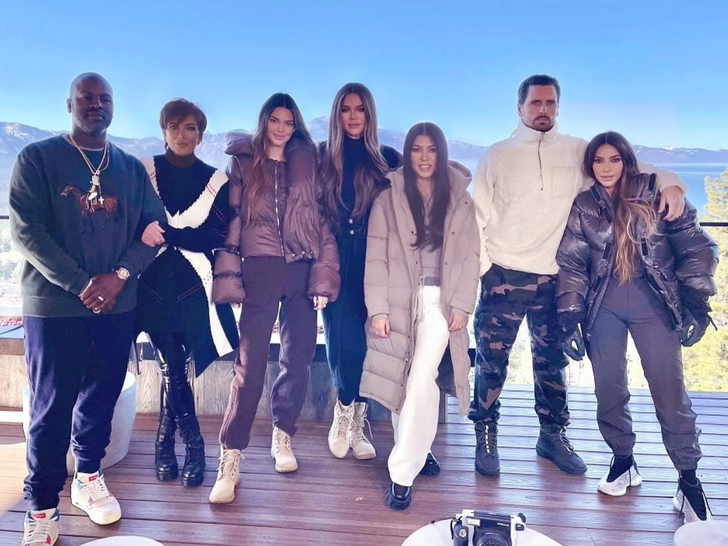 Khole Kardashian y Chris Jenners muestran el progreso de las mansiones una al lado de la otra