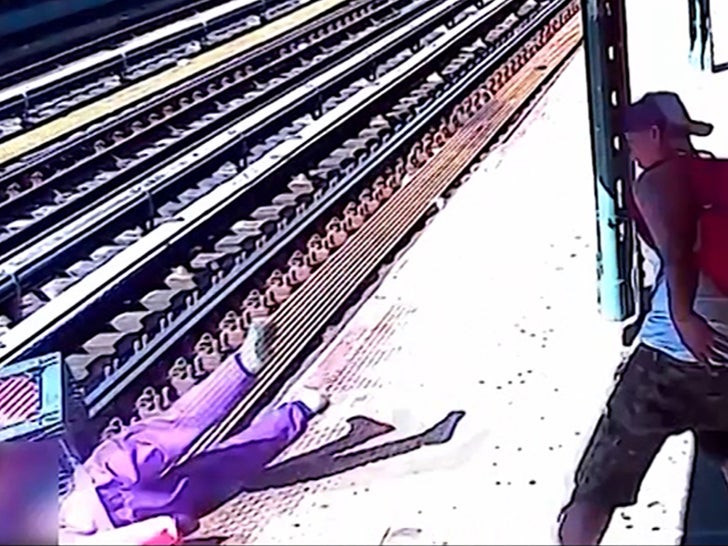 Adam, Kadını 'Provokasyonsuz Saldırı'da NYC Metro Raylarına Attı