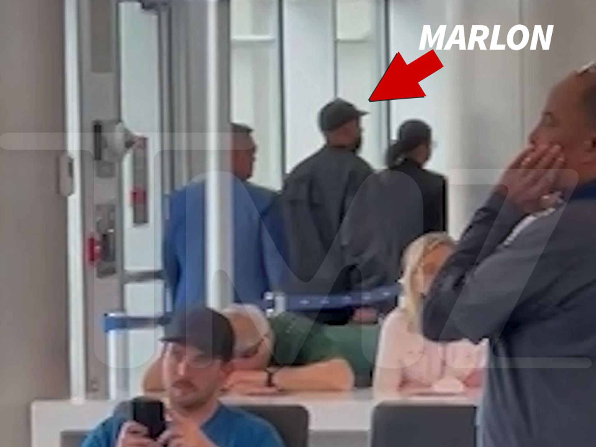 Marlon Wayans gets kicked off United Airlines flight and demands apologies