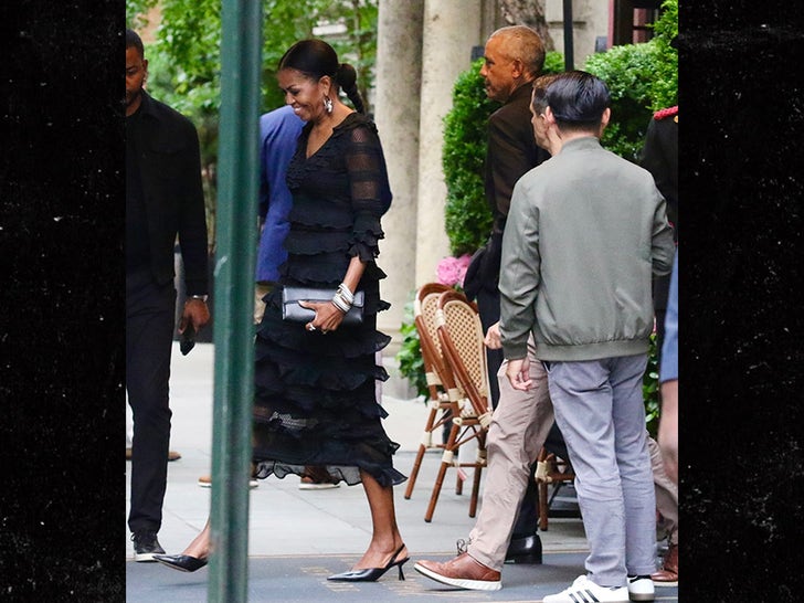 0527-Barack-Michelle-Obama-Seen-Together-After-6-Months-NYC-Hotel-Sub1