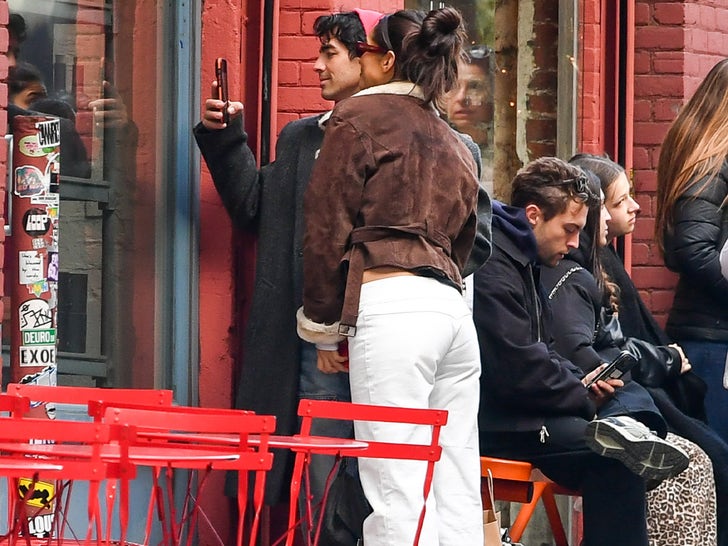1118-joe-jonas-tatiana-gabrilla-close-in-new-york-sub2