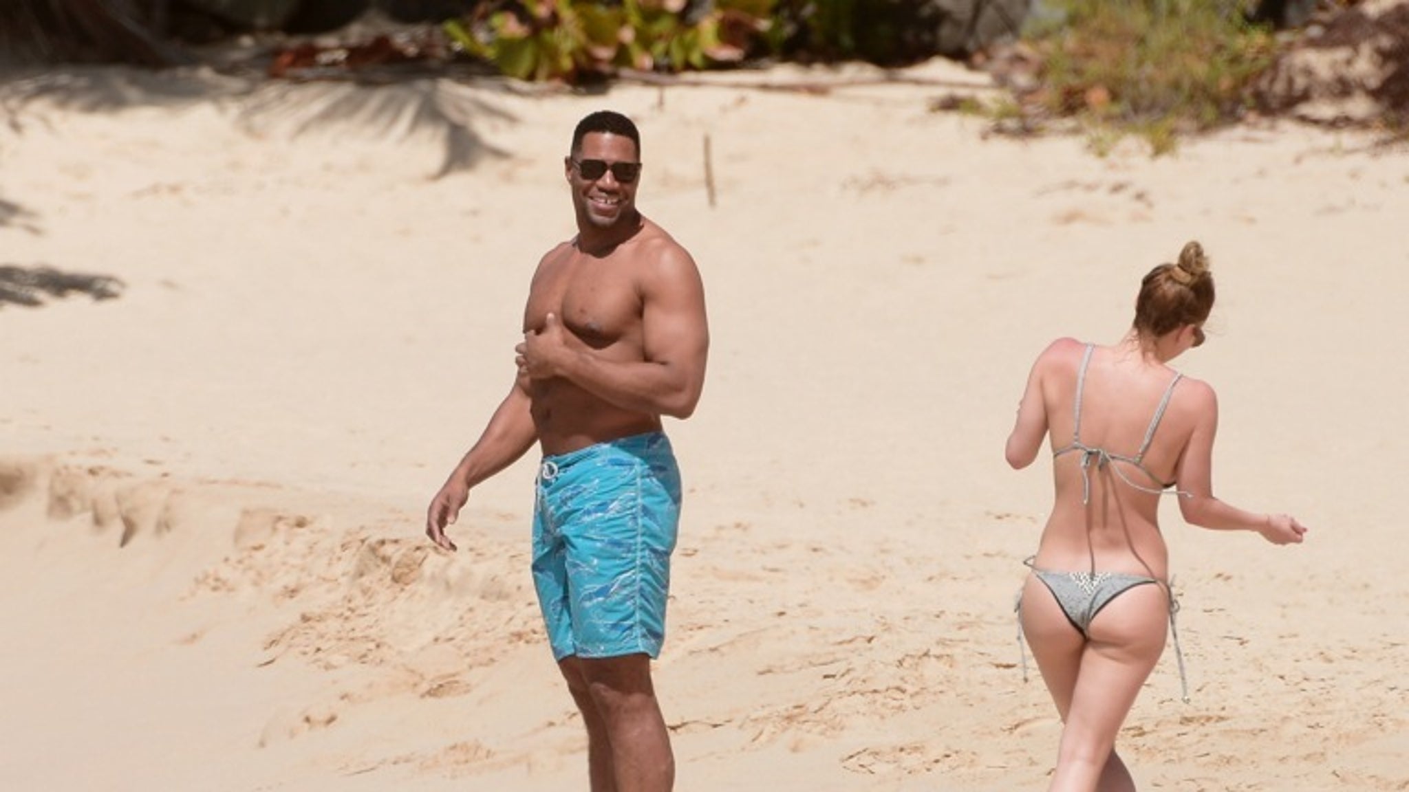 Michael Strahan & Kayla Quick -- The Beachin' Vacation Photos