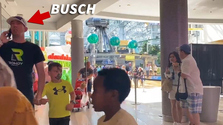 NASCAR Şampiyonu Kyle Busch, Minnesota'daki Mall Of America'da Aile Kaçış Çekimi
