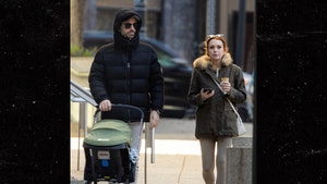 Lindsay Lohan pasea a su bebé con su marido durante el rodaje de Netflix
