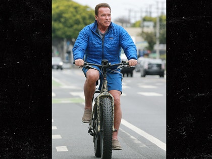 0524_arnold-schwarzenegger_BIKE_SPLASH