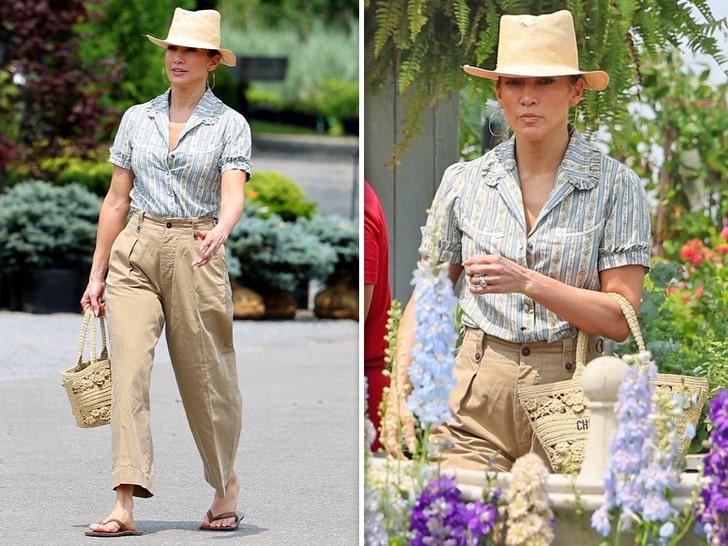 Jennifer Lopez Shopping for Flowers in New York for the Fourth of July