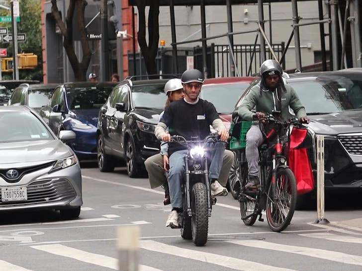 Nev-Schulman-electric-bike-in-Manhattan-credit-Backgrid_1901997