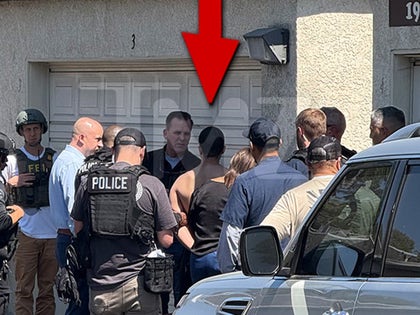 0716 'American-Idol'-Murder-Suspect-Surrounded-by-Cops-in-Photos-of-Arrest-SUB-2