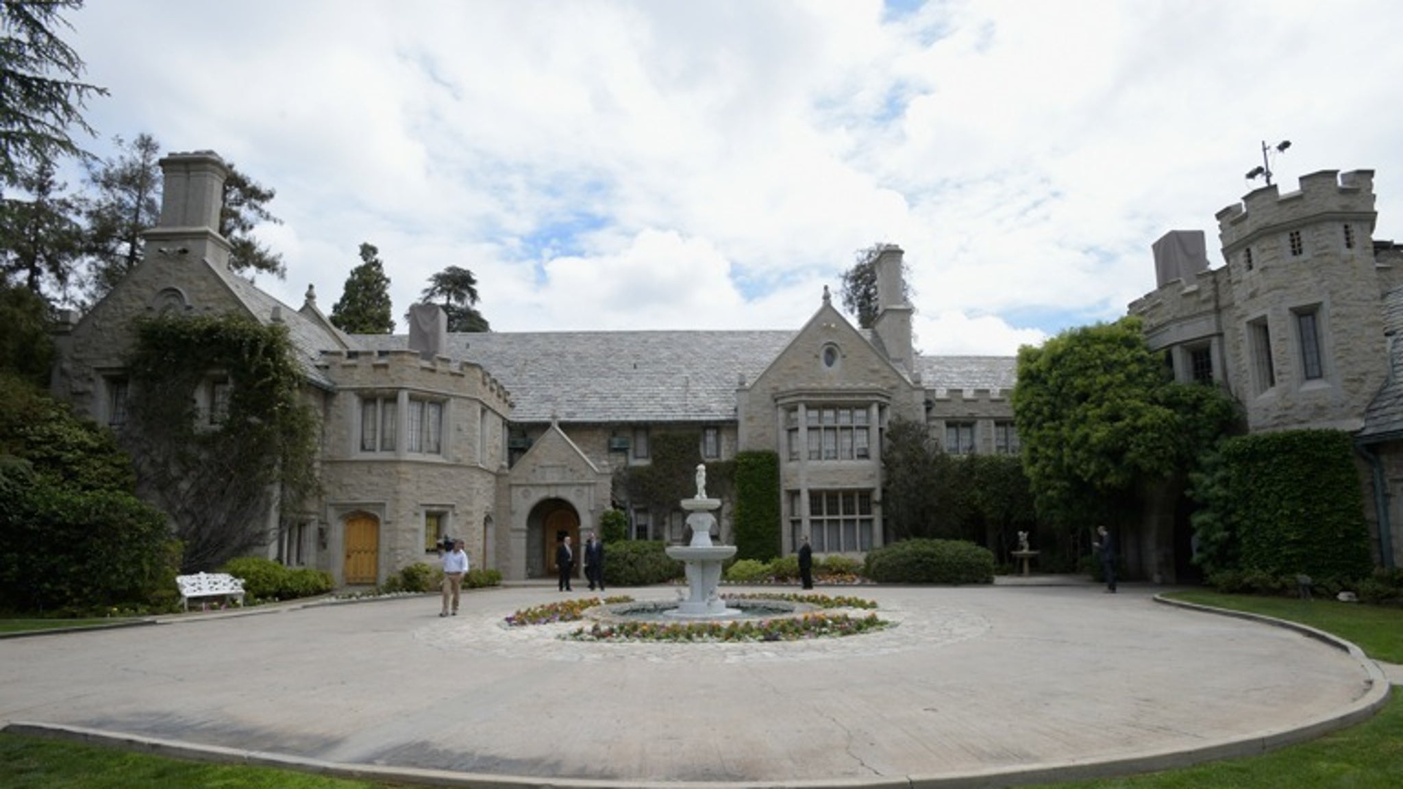 what-will-happen-to-the-playboy-mansion-now-that-hugh-hefner-is-dead-urban-splatter