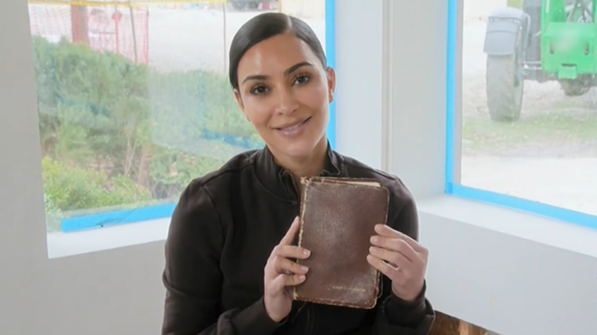 Kim Kardashian Pays K for Bible Dad Gave O.J. Simpson