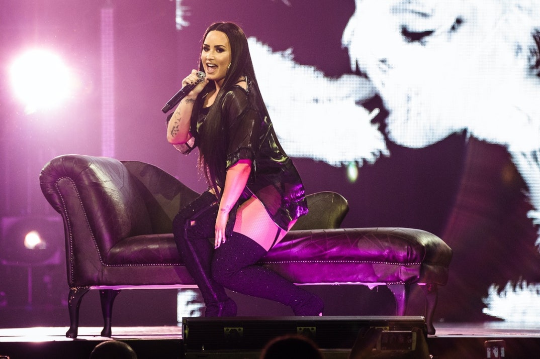 demi_performance_pics_03