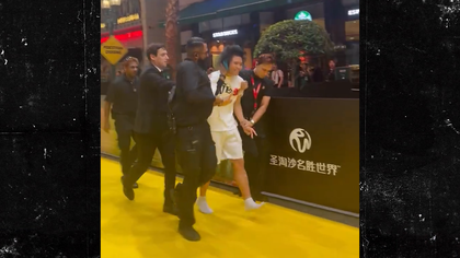 111325 wicked premiere security kal.jpg