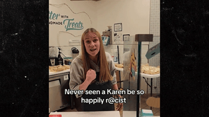 120725_cinnabon_worker_primary