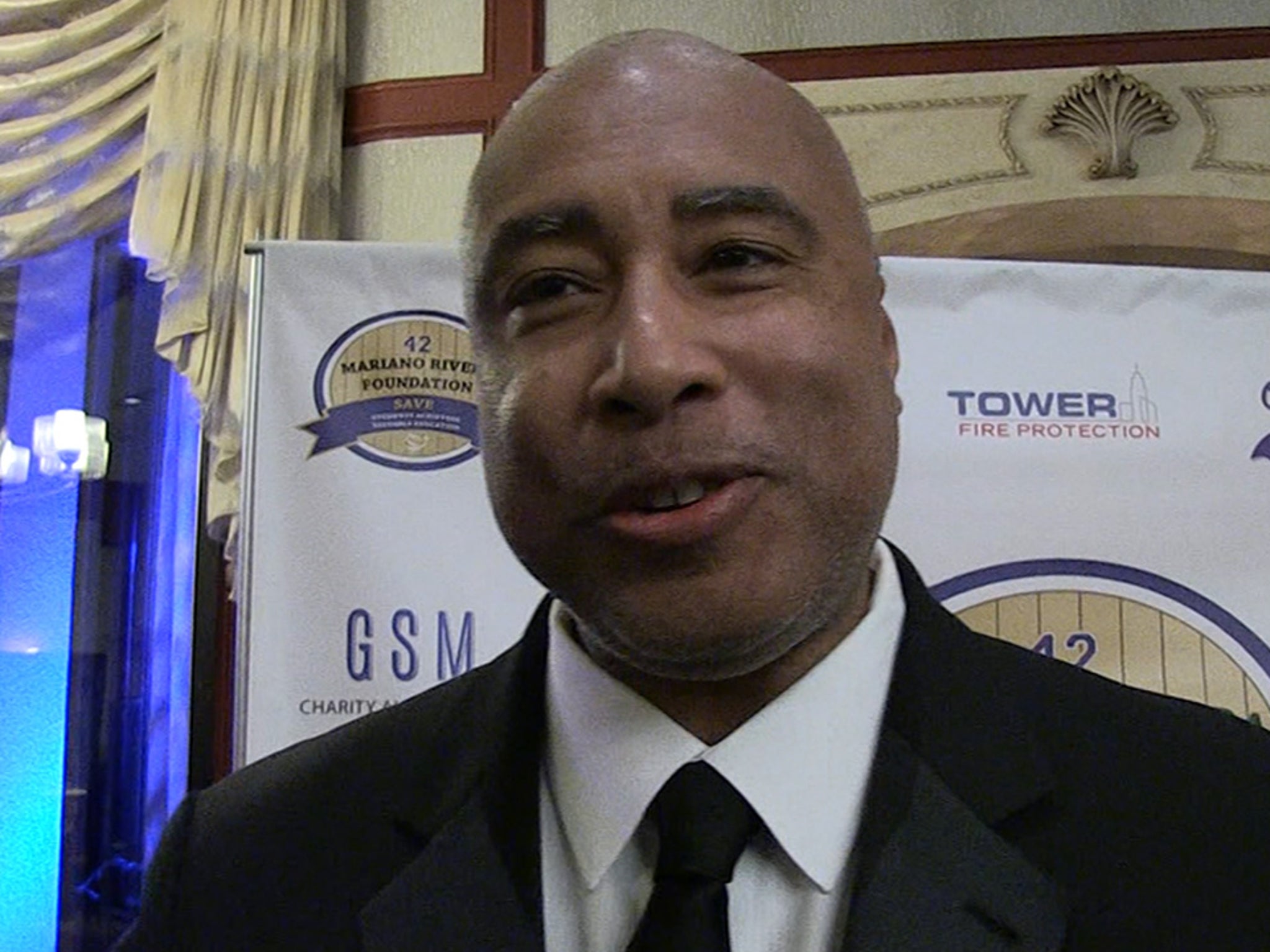 Bernie Williams Gave Up Baseball to Become a Musician - FanBuzz