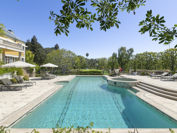 Rod Stewart, Beverly Hills'teki Evini 70 Milyon Dolara Listeliyor