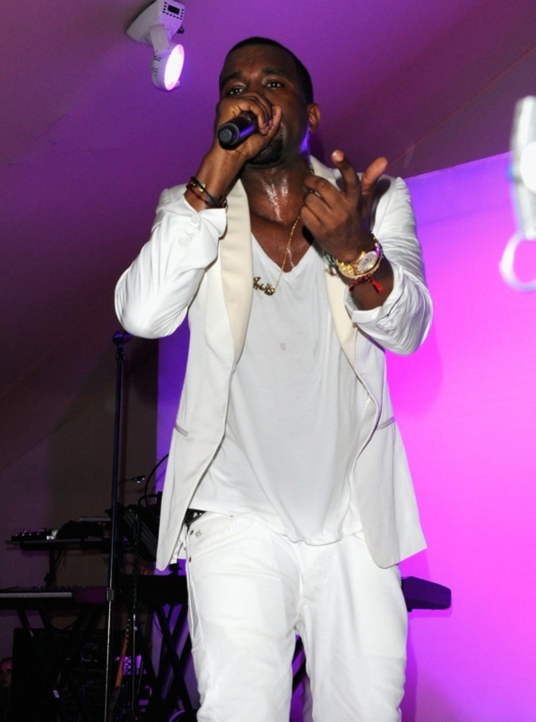 1027_kanye_performance_photos_06