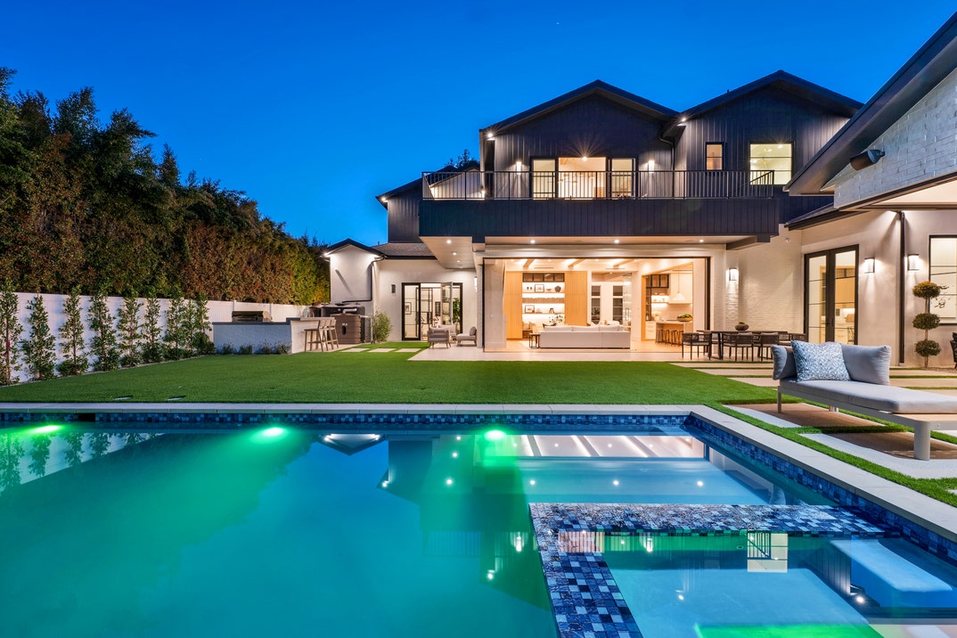 Allison Holker home 40