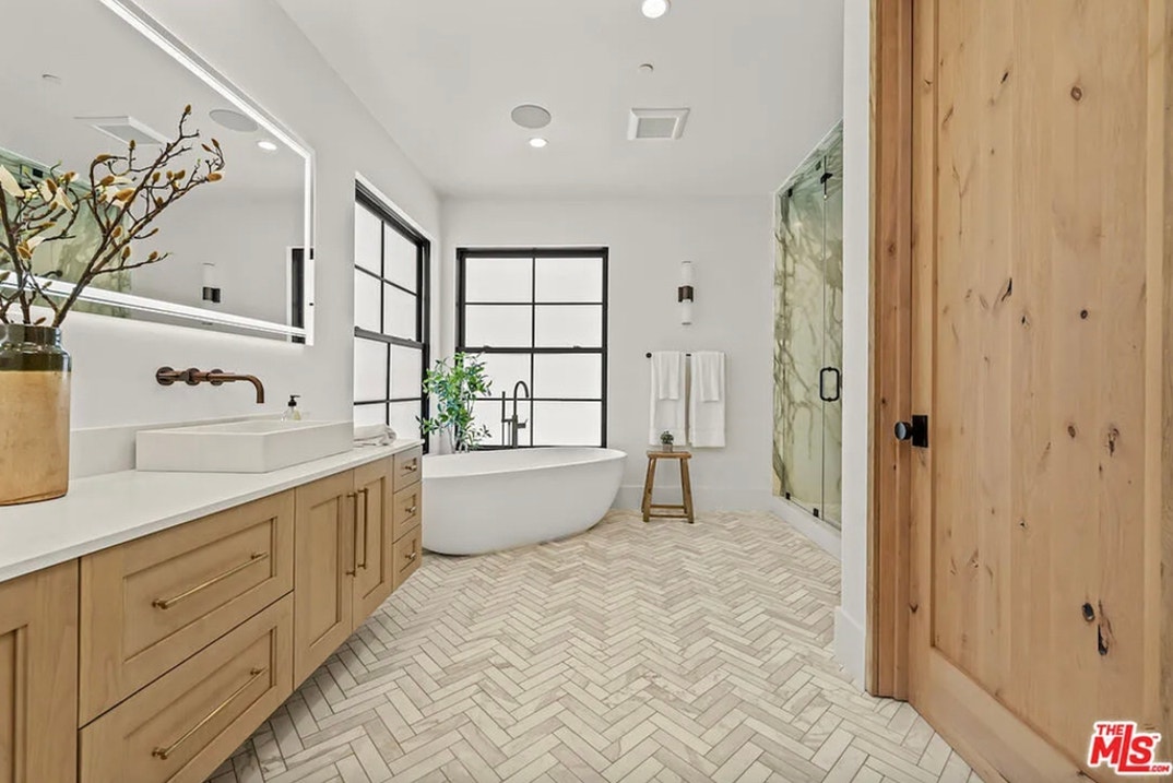 Peta Murgatroyd and Maks Chmerkovskiy Lists L.A. Home For Rent 0