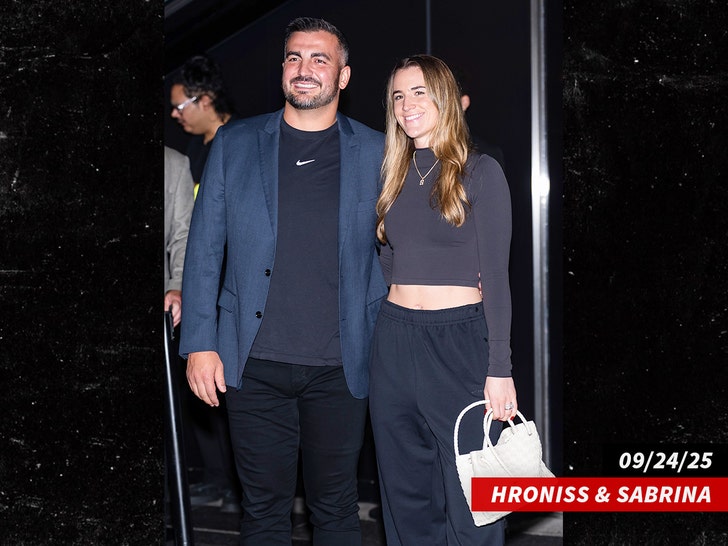 Hroniss Grasu and Sabrina Ionescu sub getty swipe