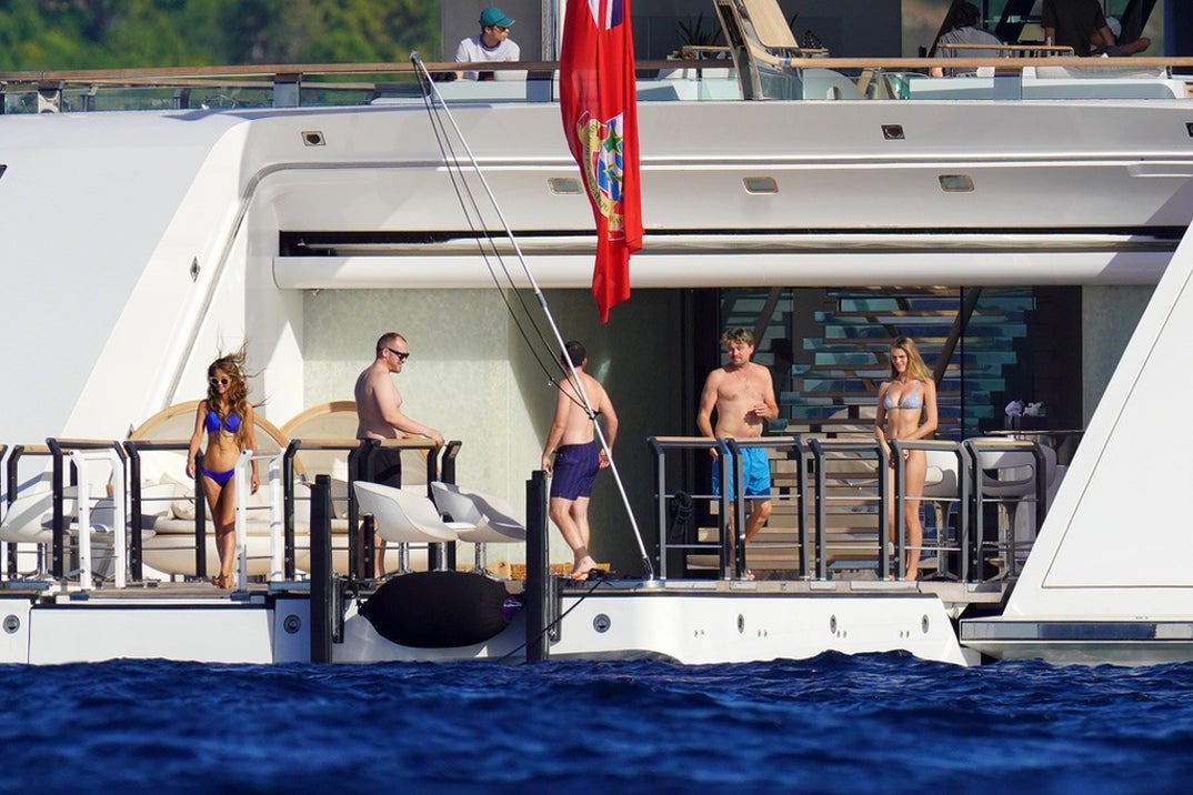 Leonardo DiCaprio Enjoys 2 Women On Yacht