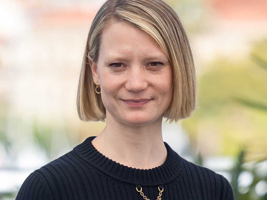 Mia Wasikowska Outfits \u0026 Style Photos • CelebMafia, image size:1074x806