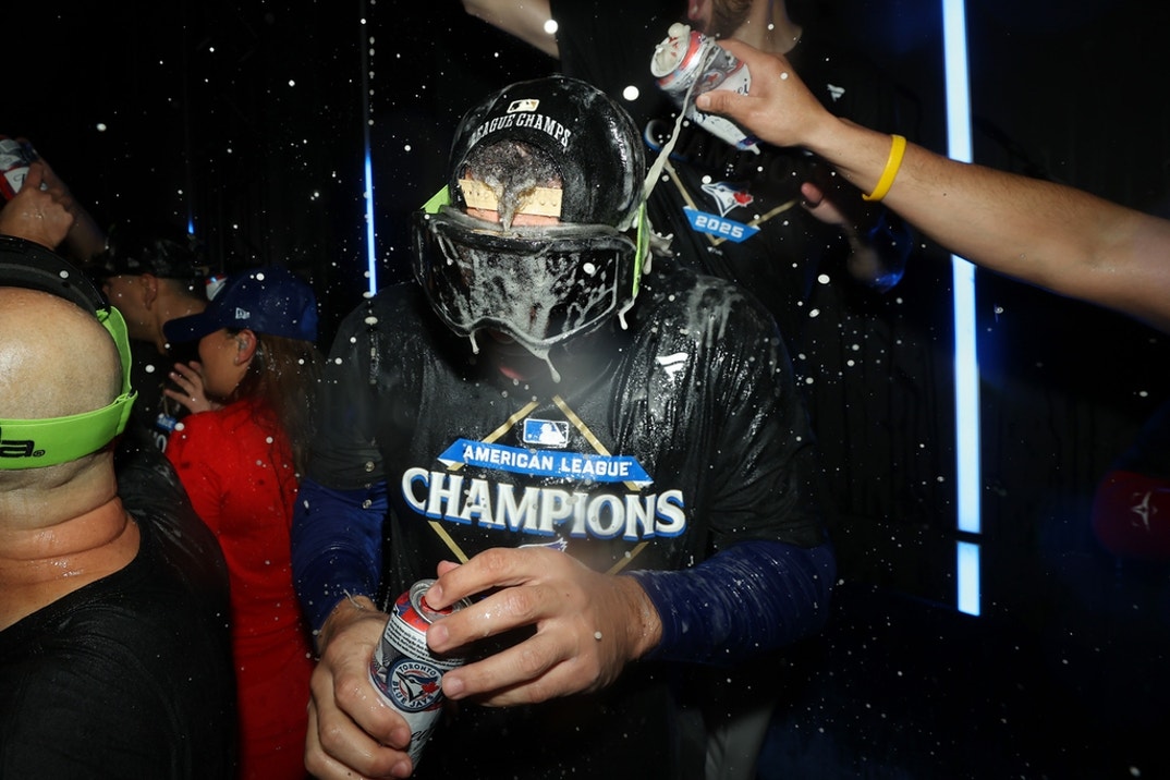 Seattle Mariners v Toronto Blue Jays - Game Seven 3