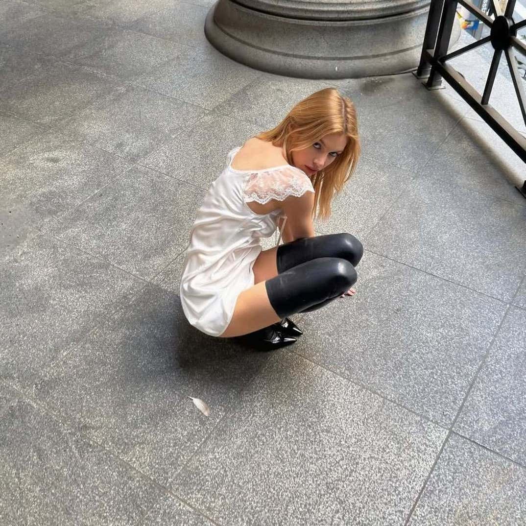 Stella Maxwell Sexy Legs Mini Photoshoot 3