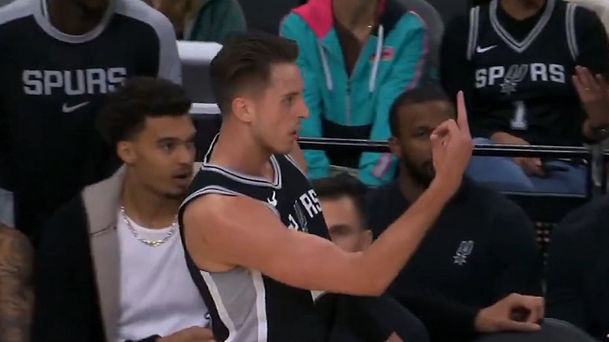 Zach Collins Brazenly Flips Off Ref After Ejection From Spurs-Kings Game