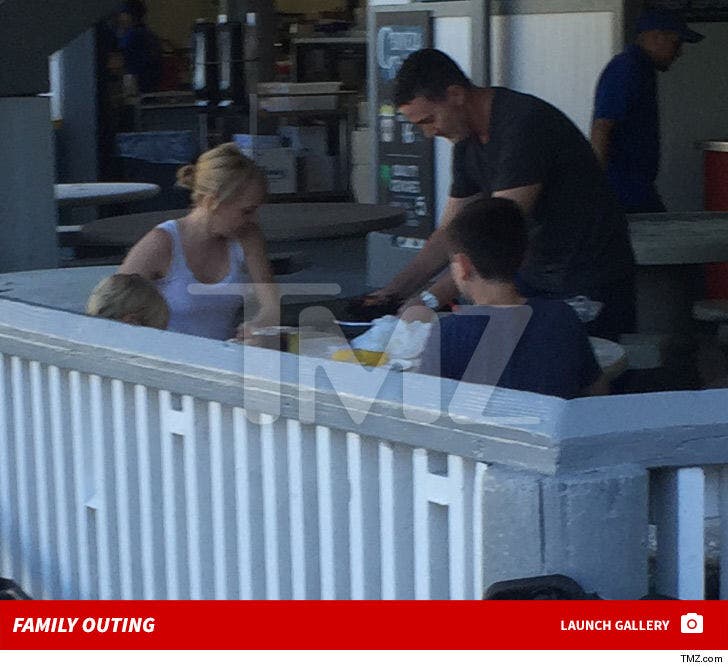 Anna Faris and Michael Barrett -- Family Outing