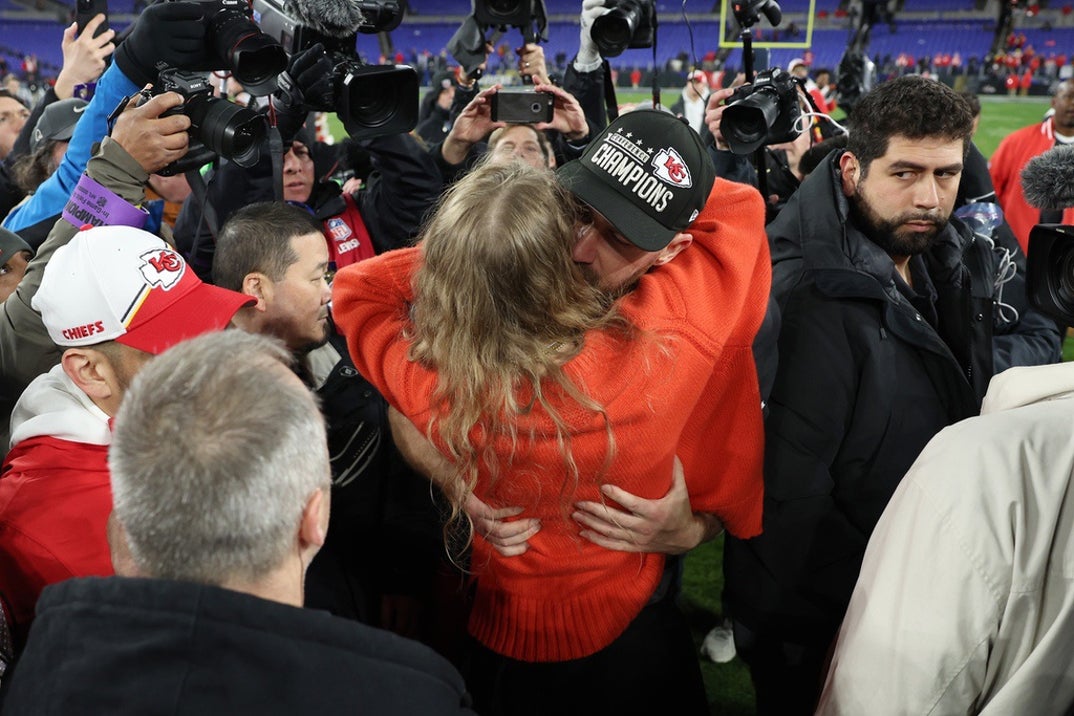 Taylor Swift Travis Kelce After Chiefs Win photos 3